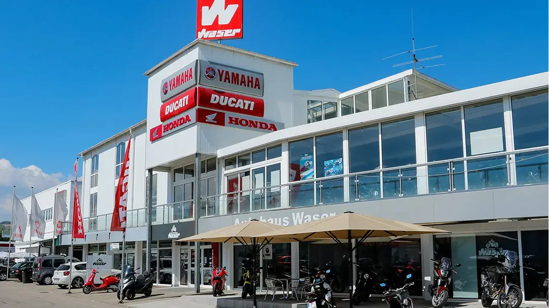 motorradwasergebäude Motorradgeschäft Waser mit Marken wie Yamaha, Ducati und Honda.