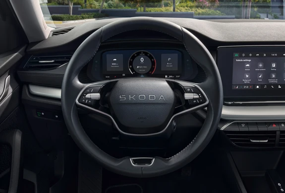 ocativa-ausstattung_bp320_2 Lenkrad und Armaturenbrett eines Skoda Octavia mit digitalem Display.