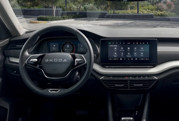 octavia-combi-ausstattung-1 Innenraum eines Škoda Octavia Kombi mit Lenkrad und Touchscreen-Display.
