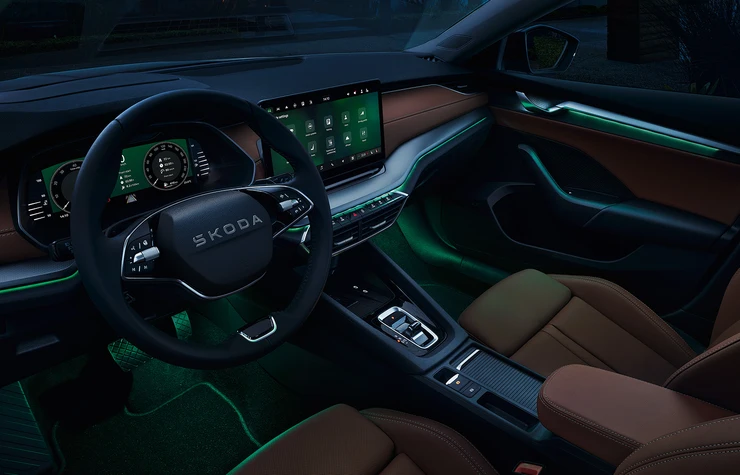 octavia-combi-gg-02 Innenraum eines Škoda Octavia Combi mit beleuchtetem Armaturenbrett und Touchscreen.