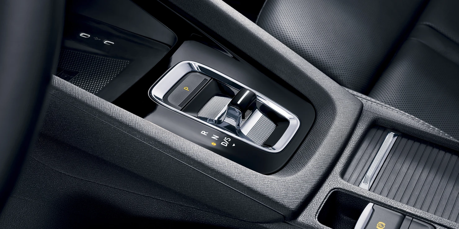 Nahaufnahme eines Schalthebels in einem Škoda Octavia.