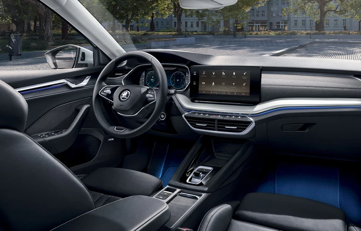 octavia-slider_02 Innenraum eines Skoda Octavia mit modernem Armaturenbrett und Touchscreen-Display.