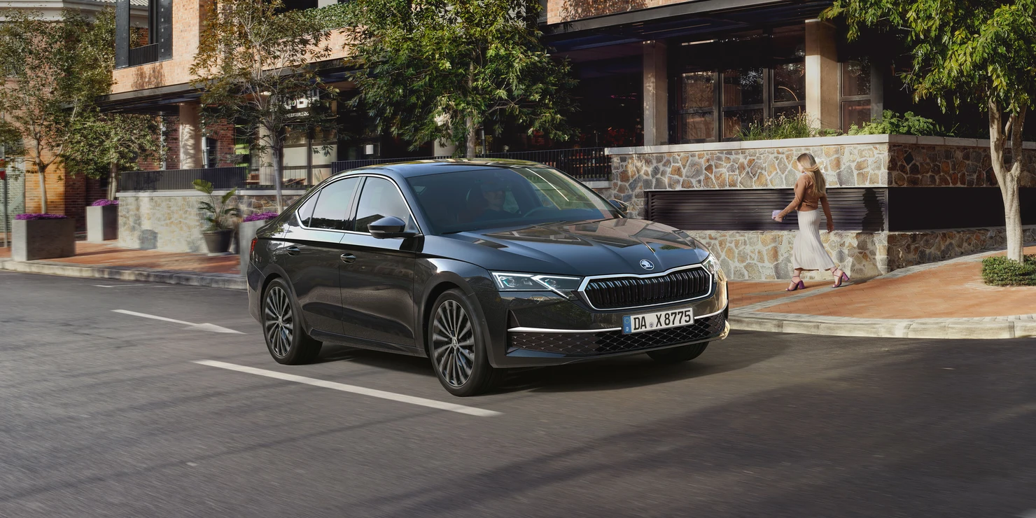 Ein schwarzer Škoda Octavia 2025 fährt auf einer städtischen Straße.