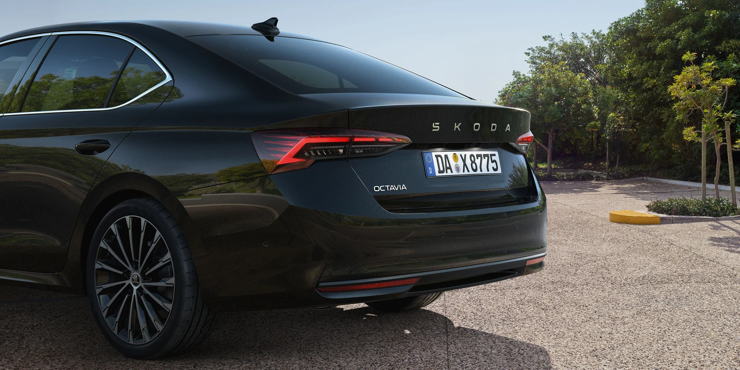 Rückansicht eines schwarzen Skoda Octavia 2025 auf einem Parkplatz.