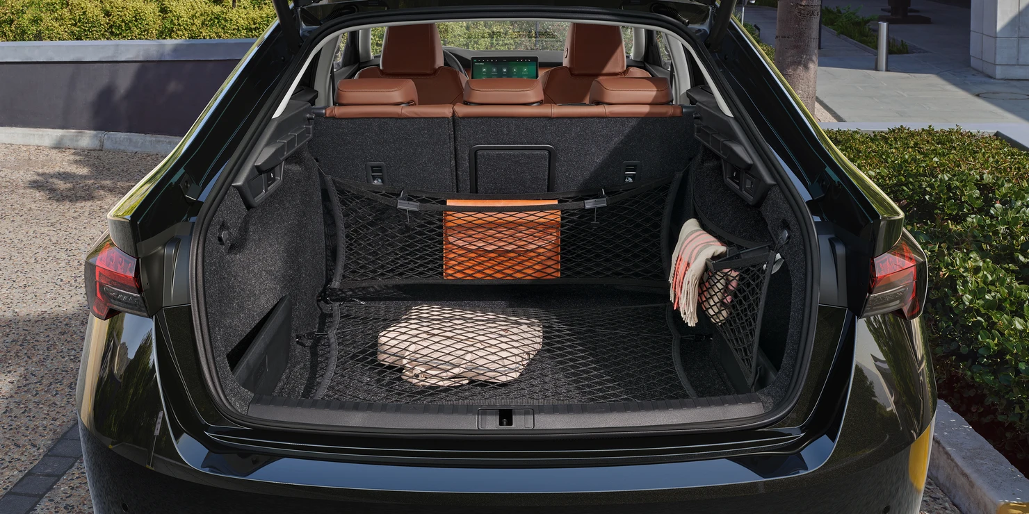 Kofferraum eines Skoda Octavia 2025 mit Gepäcknetz und Decke.