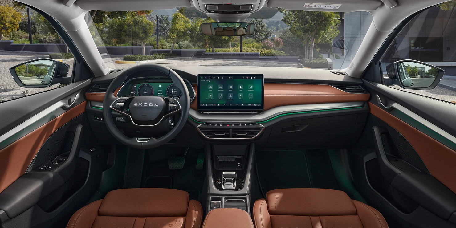 Innenraum eines Škoda Octavia 2025 mit modernem Lenkrad und großem Touchscreen.