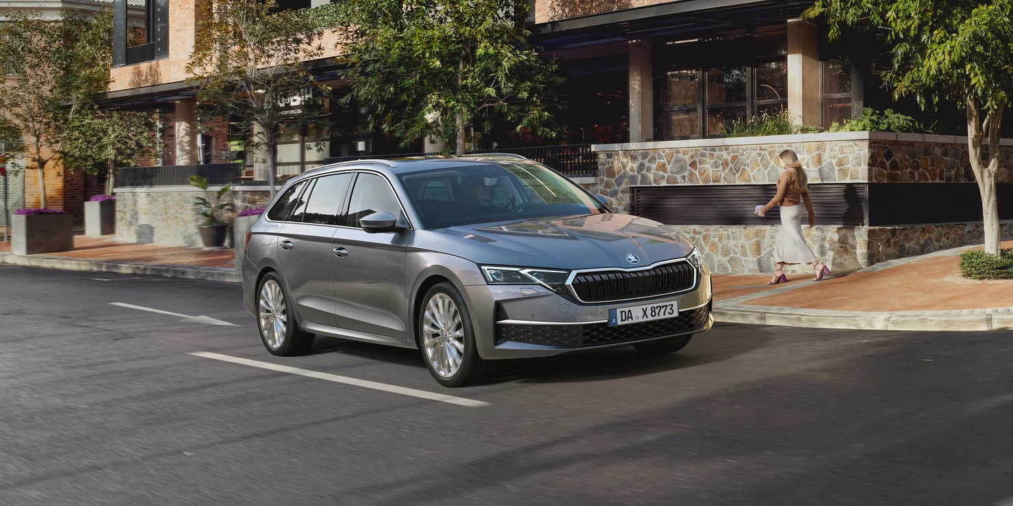 Ein silberner Škoda Octavia Combi 2025 fährt auf einer städtischen Straße.