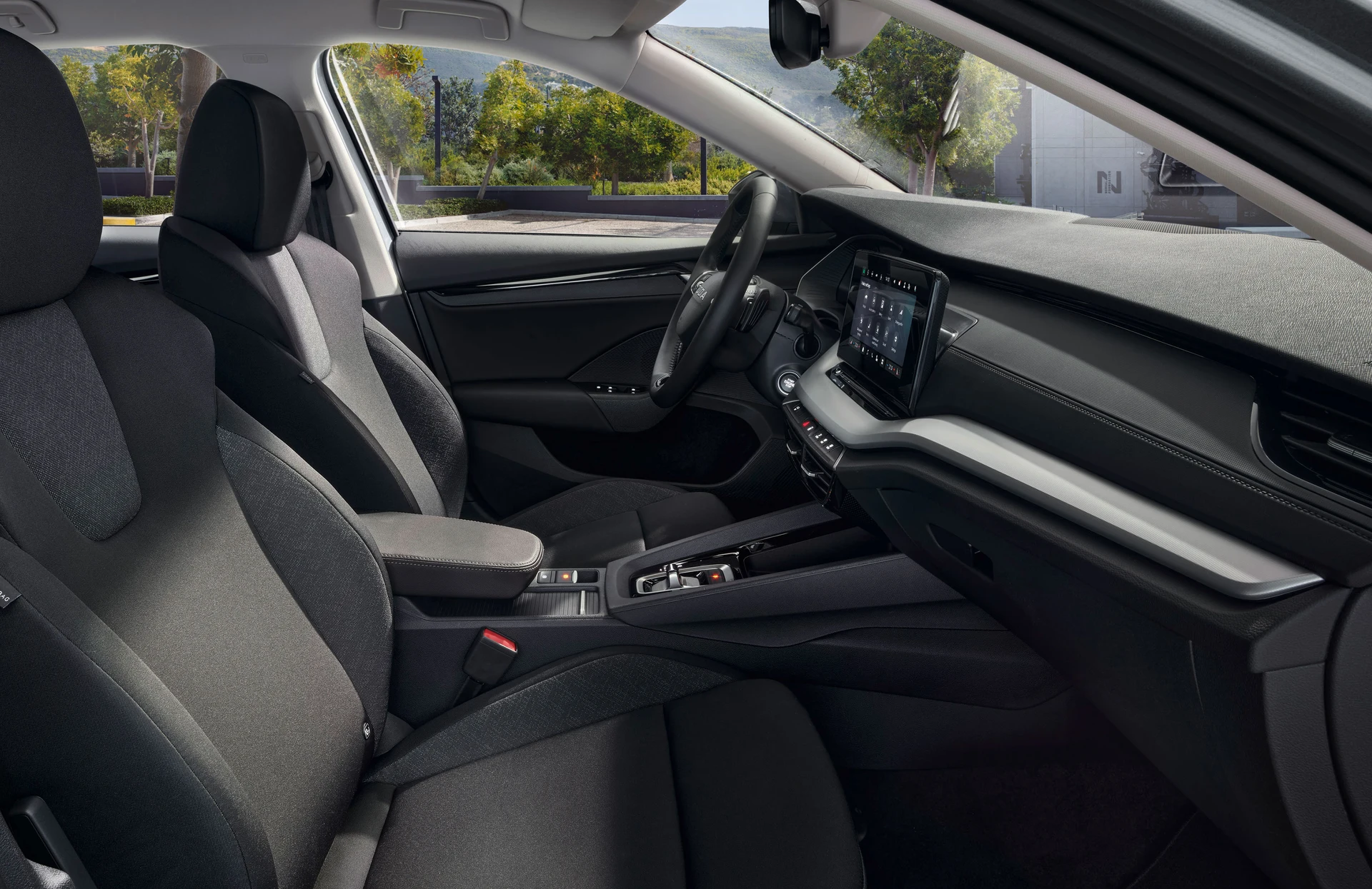 Innenraum eines Skoda Octavia Combi 2025 mit modernem Armaturenbrett und Infotainment-System.