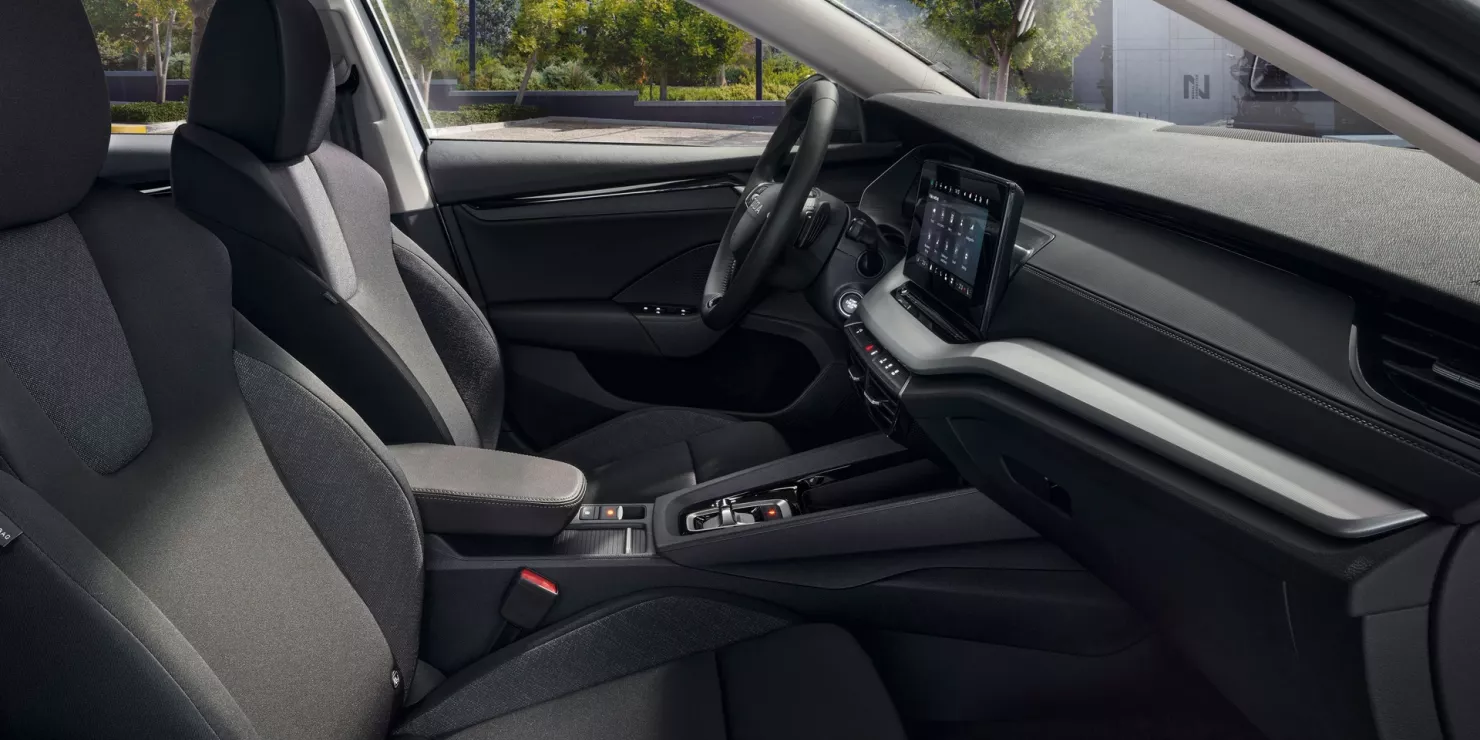 octavia_combi_gg-03 Innenraum eines Škoda Octavia Combi mit modernem Armaturenbrett und Display.