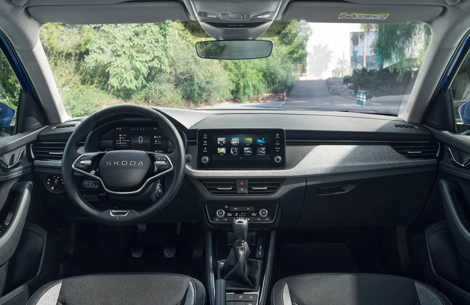 Innenraum eines Škoda Scala mit Lenkrad und Touchscreen-Display.