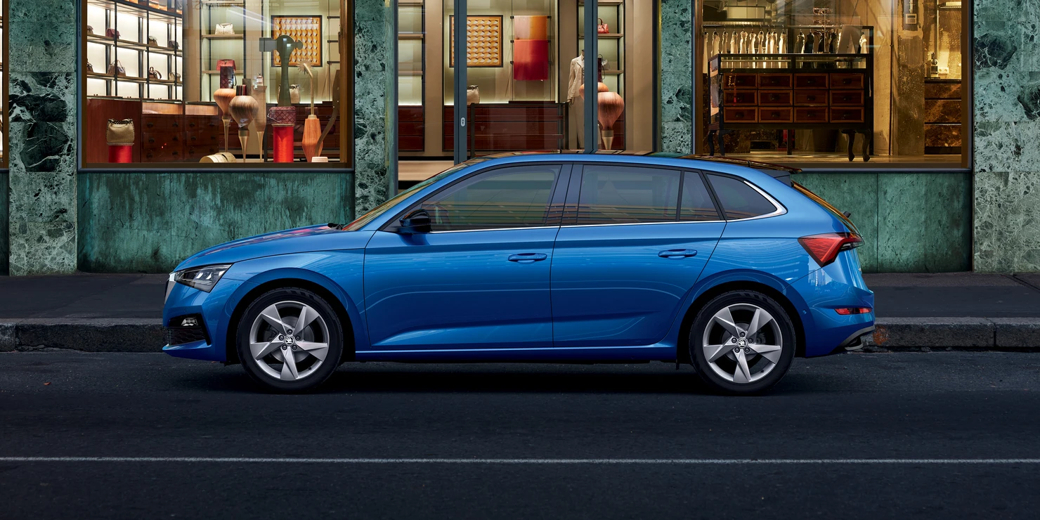 Ein blauer Škoda Scala steht vor einem Schaufenster.
