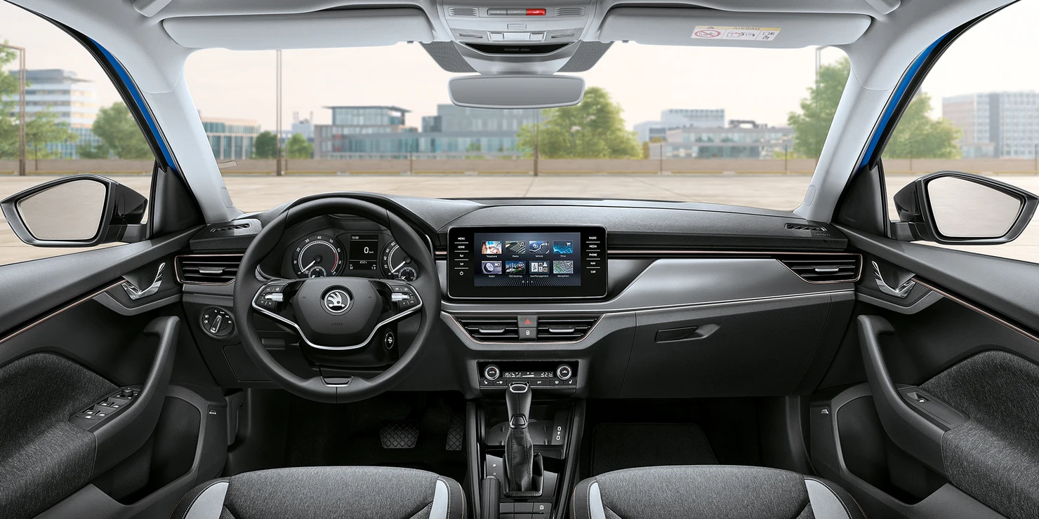 Innenraum eines Skoda Scala mit Lenkrad und zentralem Touchscreen-Display.