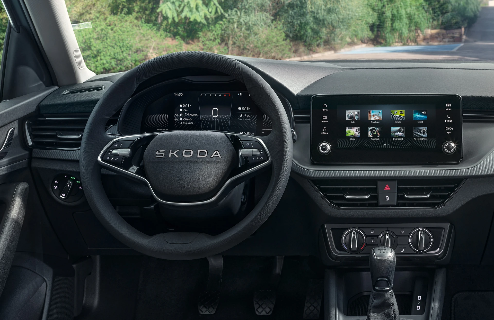 Innenraum eines Skoda Scala mit Lenkrad und Infotainment-System.