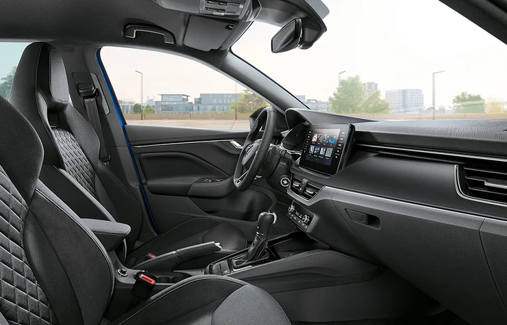 Innenraum eines Skoda Scala mit modernem Armaturenbrett und Touchscreen.