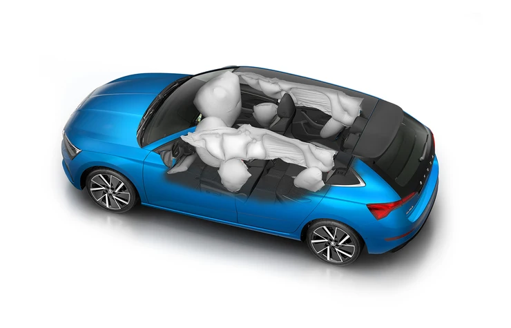 Ein blauer Skoda Scala mit sichtbaren Airbags im Innenraum.