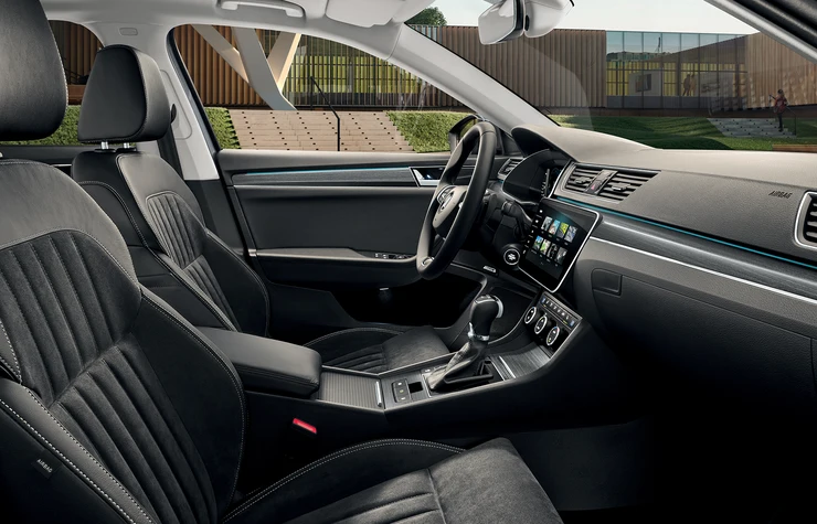 suberp-gg-02 Innenraum eines modernen Autos mit schwarzer Lederausstattung und Infotainment-System.
