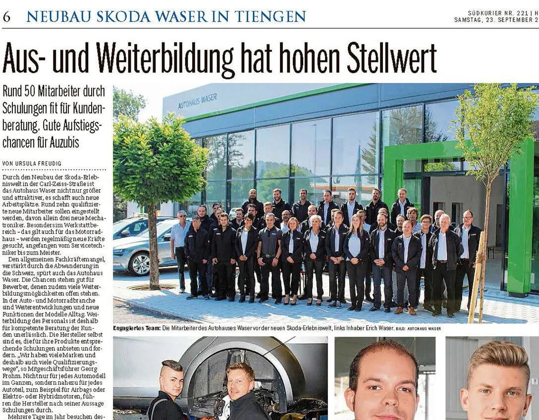 Eine Gruppe von Mitarbeitern steht vor dem Autohaus Waser in Tiengen.