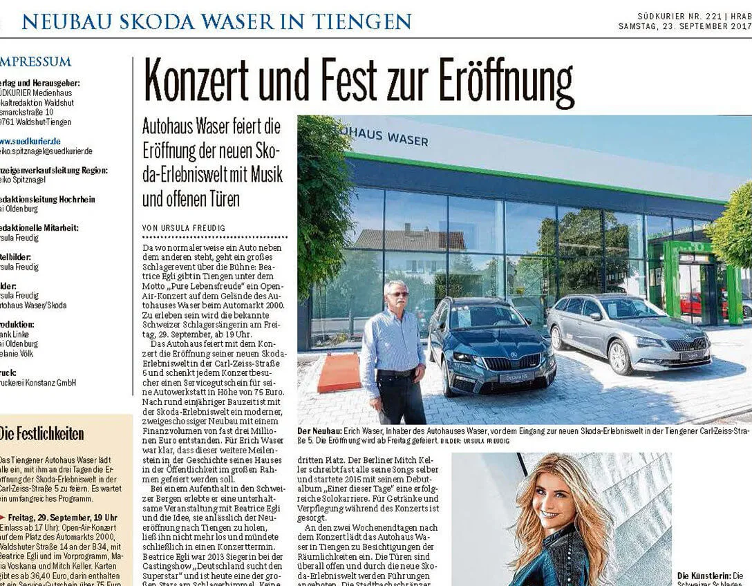 Eröffnung des Autohauses Skoda Waser in Tiengen mit zwei Skoda-Fahrzeugen und einem Mann vor dem Gebäude.
