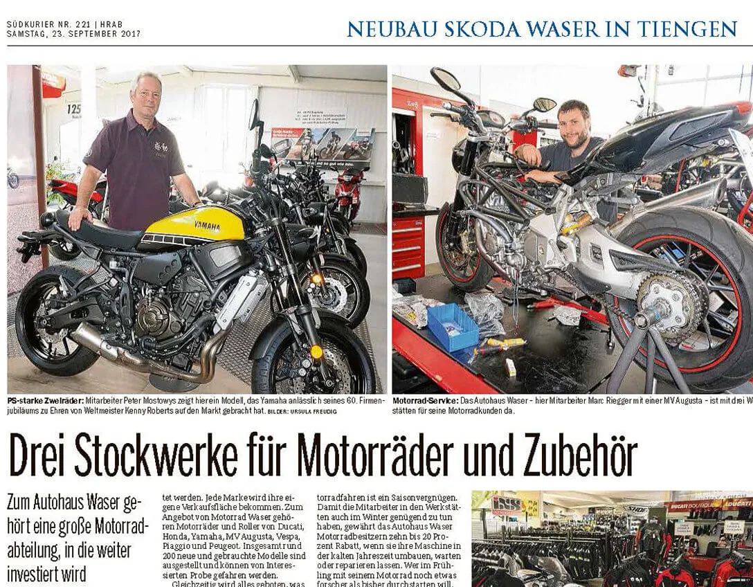 Zwei Männer in einer Motorradwerkstatt, einer steht neben einer Yamaha, der andere arbeitet an einer MV Agusta.