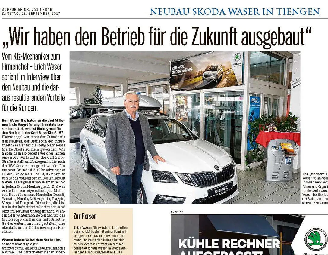 Ein Mann steht neben einem silbernen Skoda Octavia RS in einem Autohaus.