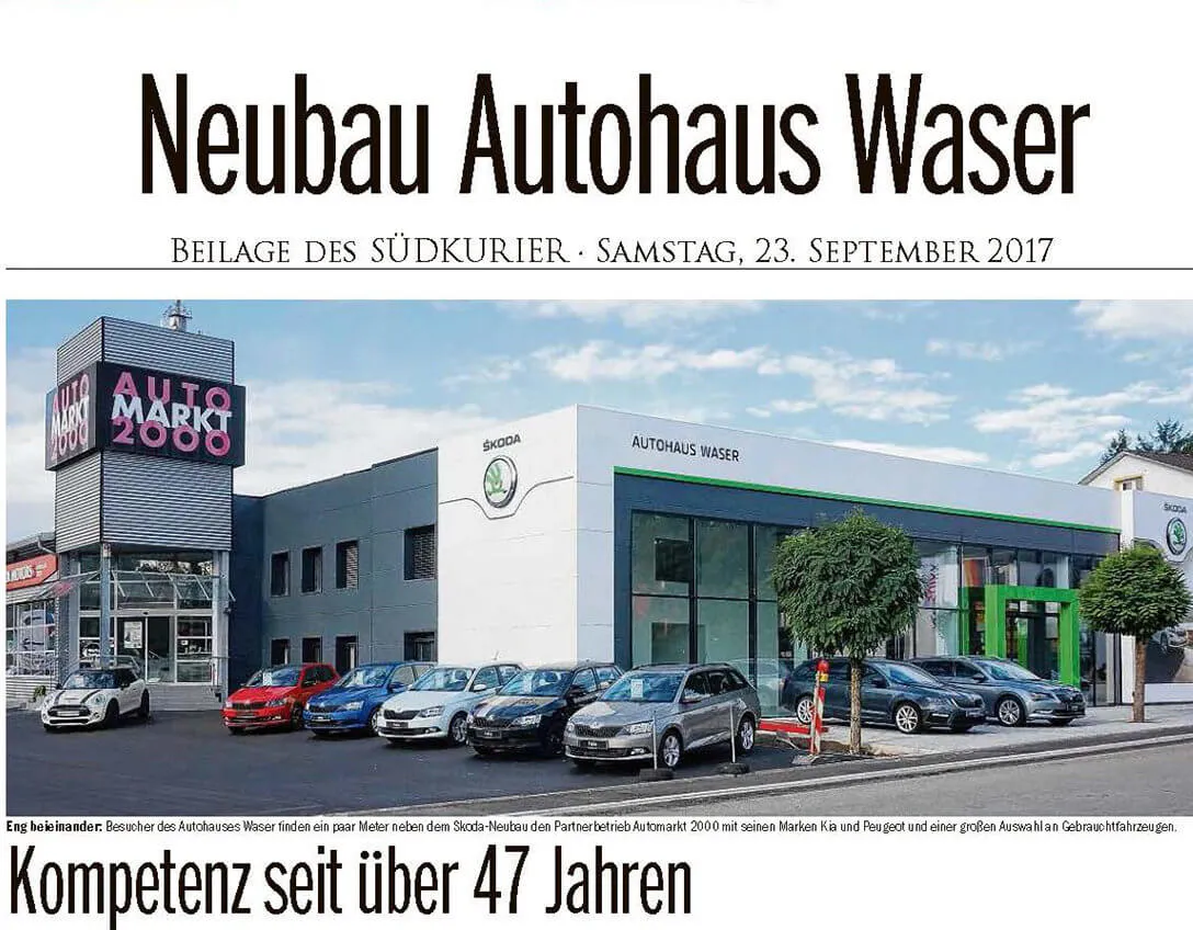 Ein Autohaus mit Skoda-Logo und mehreren geparkten Autos davor.