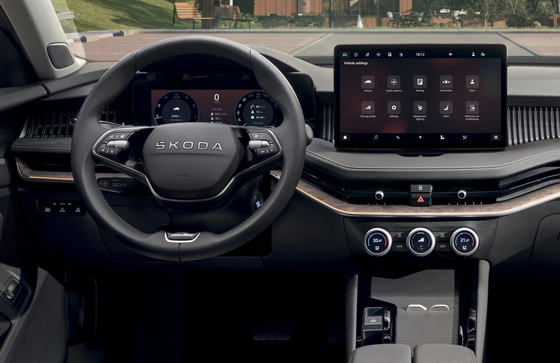 superb-ausstattung-lk_bp1920_1 Innenraum eines Škoda Superb mit Lenkrad und Touchscreen-Display.