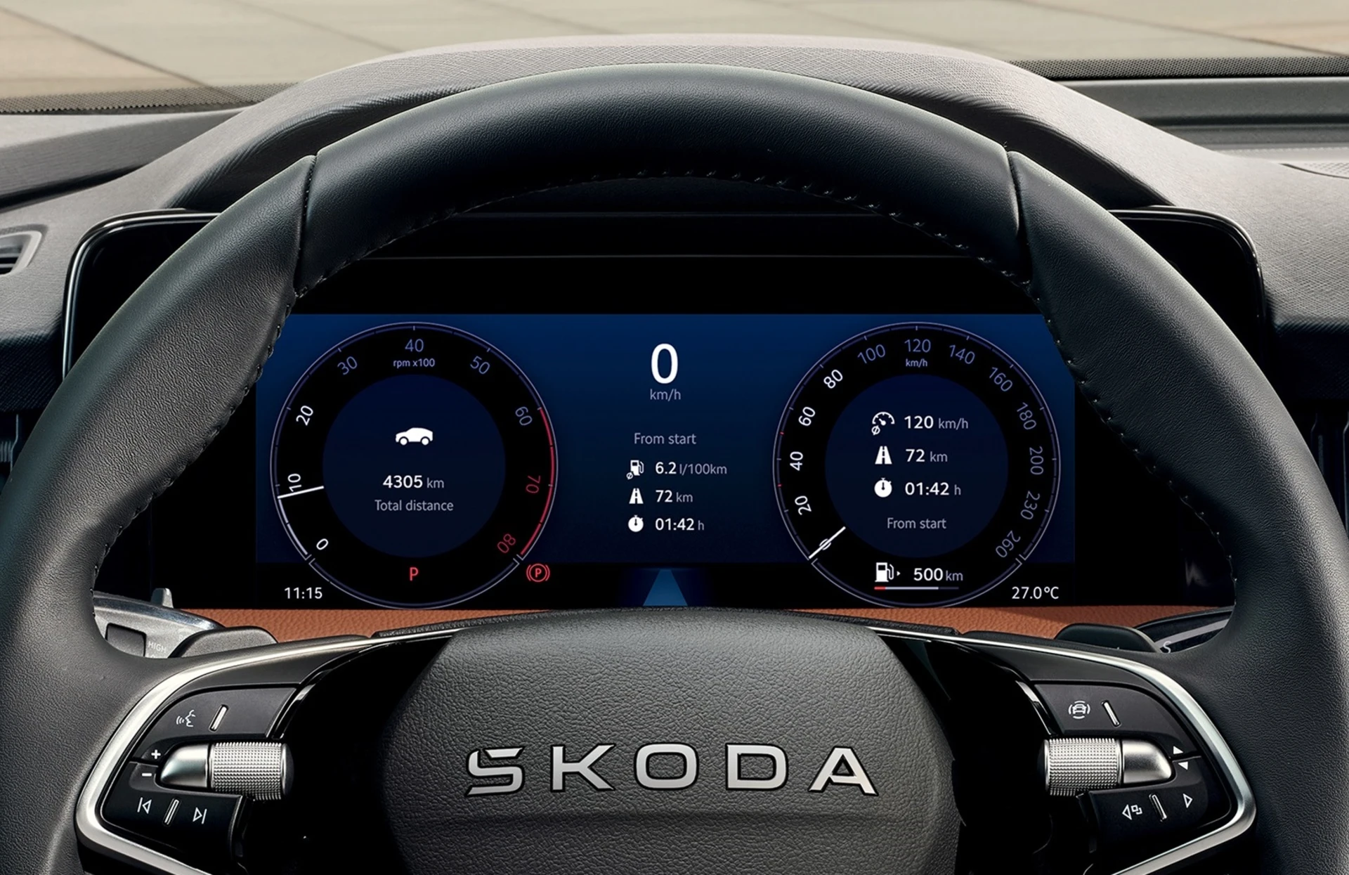 superb-ausstattung_essence-bp1920_1 Lenkrad und digitales Display eines Škoda Superb mit Fahrdatenanzeige.
