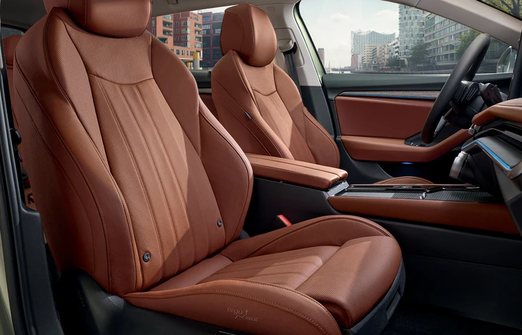 superb-combi-gg-02 Innenansicht eines Autos mit braunen Ledersitzen und moderner Armatur.