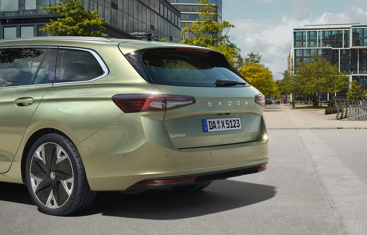 superb-combi-gg-03 Rückansicht eines Skoda Superb Combi auf einer städtischen Straße.