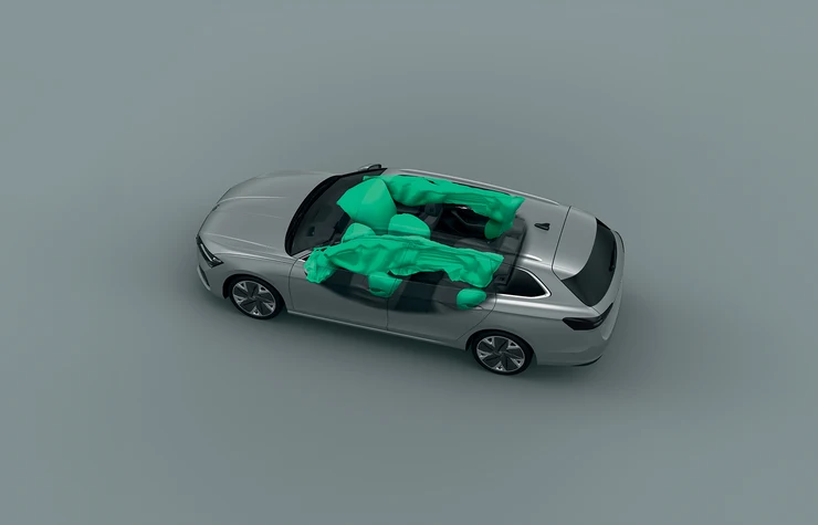 superb-combi-gg-05 Ein silberner Škoda Superb Combi mit sichtbaren grünen Airbags im Innenraum.