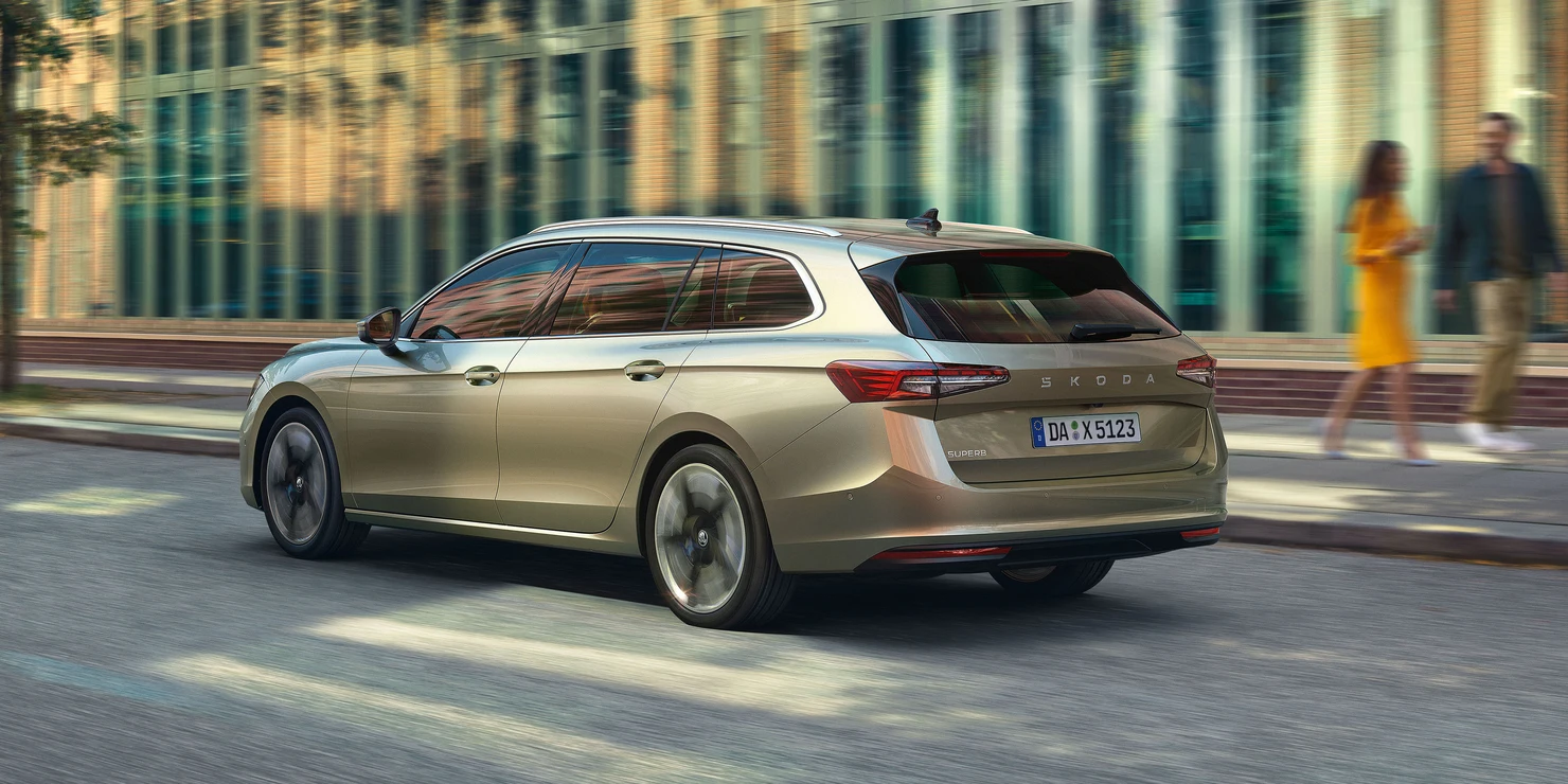 Ein Skoda Superb Combi fährt auf einer städtischen Straße.