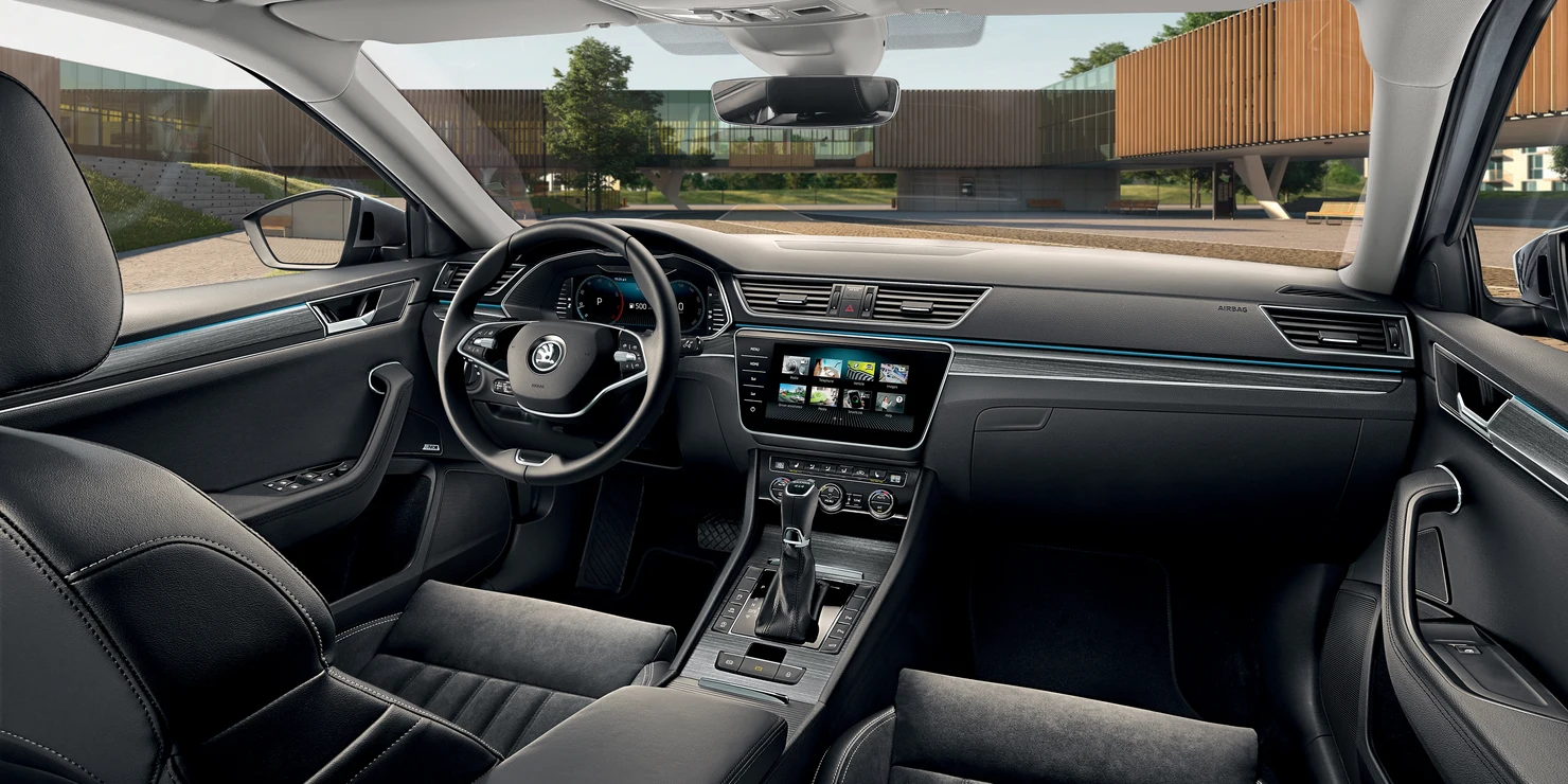 Innenraum eines Škoda Superb mit modernem Armaturenbrett und Infotainment-System.