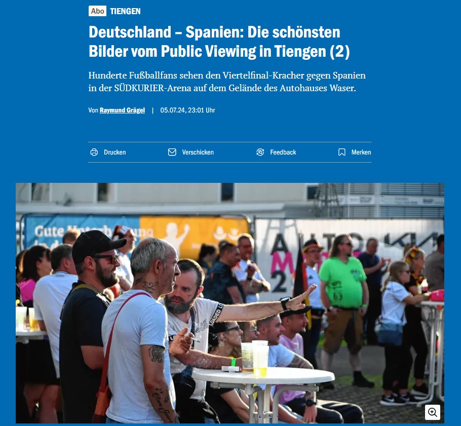 Menschen beim Public Viewing des Spiels Deutschland gegen Spanien in Tiengen.