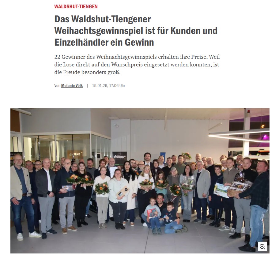 Gruppe von Menschen hält Preise bei einer Gewinnspiel-Veranstaltung.