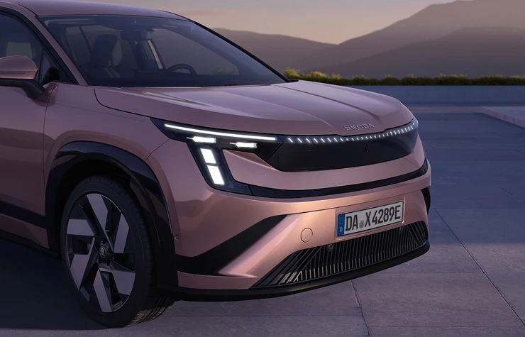 Elektroauto Skoda mit modernen LED-Scheinwerfern auf einem Parkplatz.