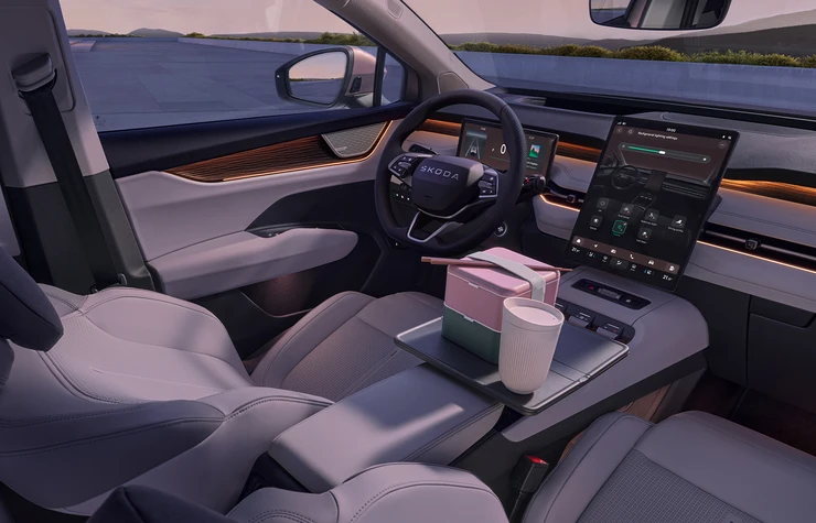 Innenraum eines Škoda-Autos mit modernem Cockpit und großem Display.