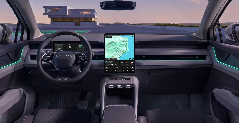 Innenraum eines Škoda mit digitalem Cockpit und großem Touchscreen.