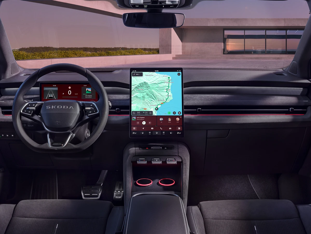 Innenraumansicht eines Škoda-Autos mit digitalem Cockpit.