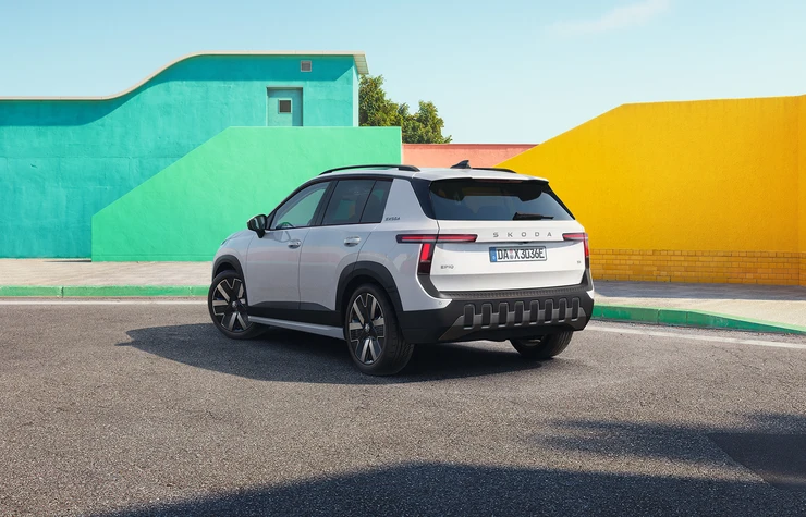 Skoda SUV vor bunten Gebäuden auf einer Straße geparkt.