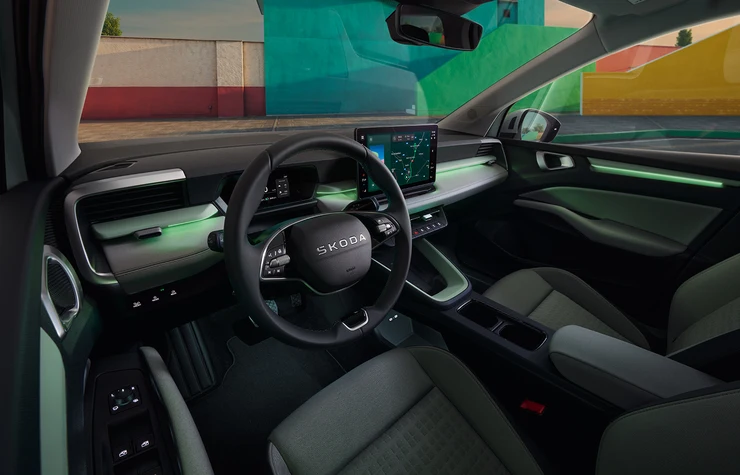 Innenraum eines Skoda mit modernem Armaturenbrett und Display.