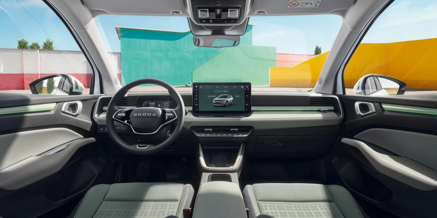 Innenansicht eines Škoda-Fahrzeugs mit moderner Armaturenbrett-Technologie.