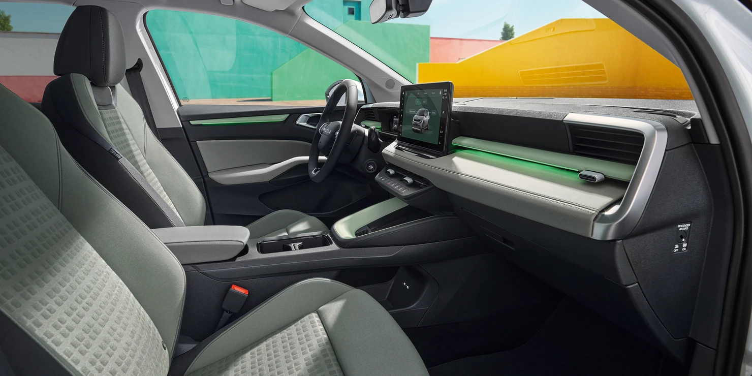 Innenraum eines Skoda-Fahrzeugs mit modernen Sitzen und Display.