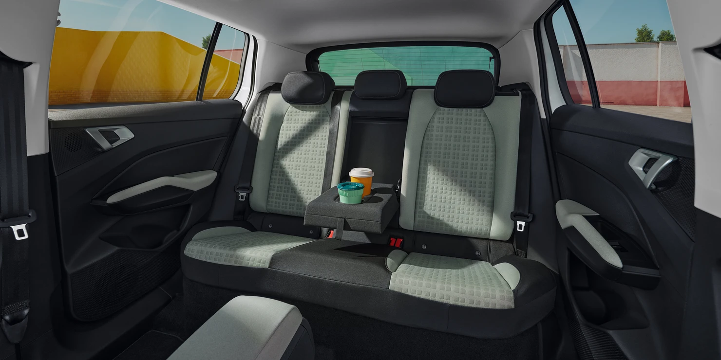 Rücksitz eines Autos mit zwei Becherhaltern, einem mit Kaffeebecher.