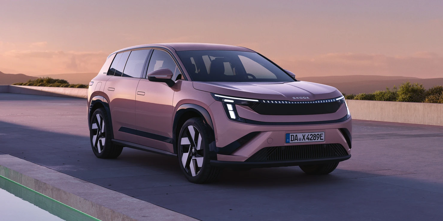 Ein rosa Skoda Peaq SUV auf einer Terrasse bei Sonnenuntergang.