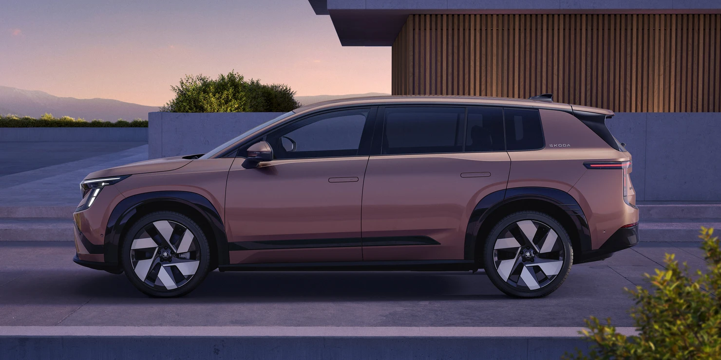 Skoda Peaq SUV in seitlicher Ansicht vor moderner Architektur.