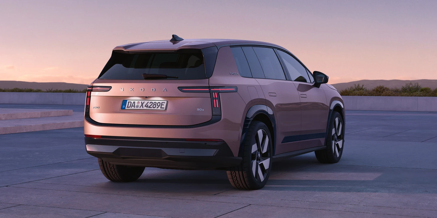 Rückansicht eines Skoda Peaq SUV bei Sonnenuntergang.
