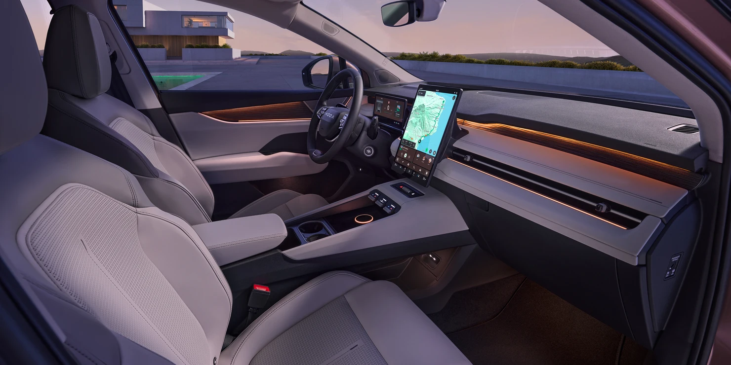 Innenraum eines modernen Skoda-Autos mit großem Touchscreen und beleuchtetem Armaturenbrett.
