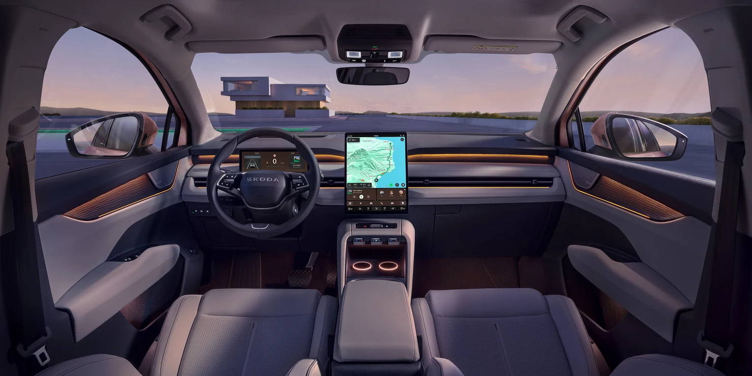 Innenraum eines Skoda mit modernem Armaturenbrett und großem Display.