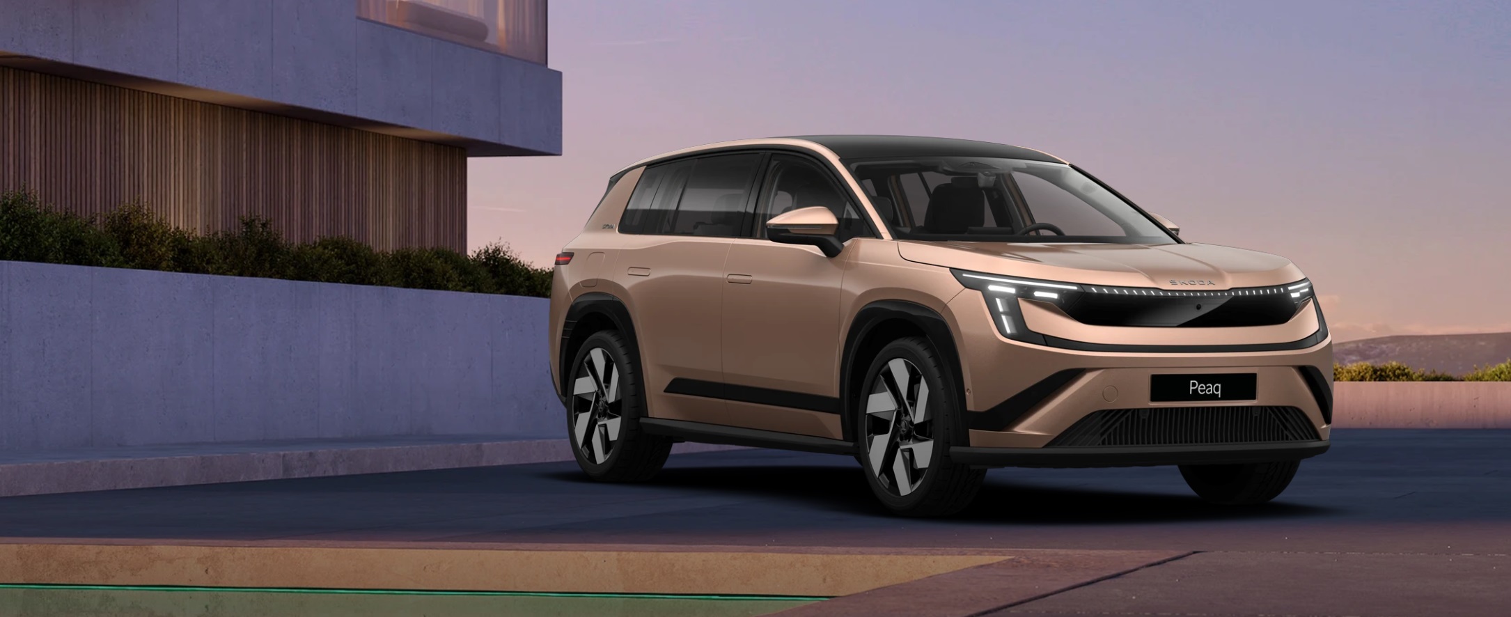 Ein Skoda Peaq SUV steht vor einem modernen Gebäude.